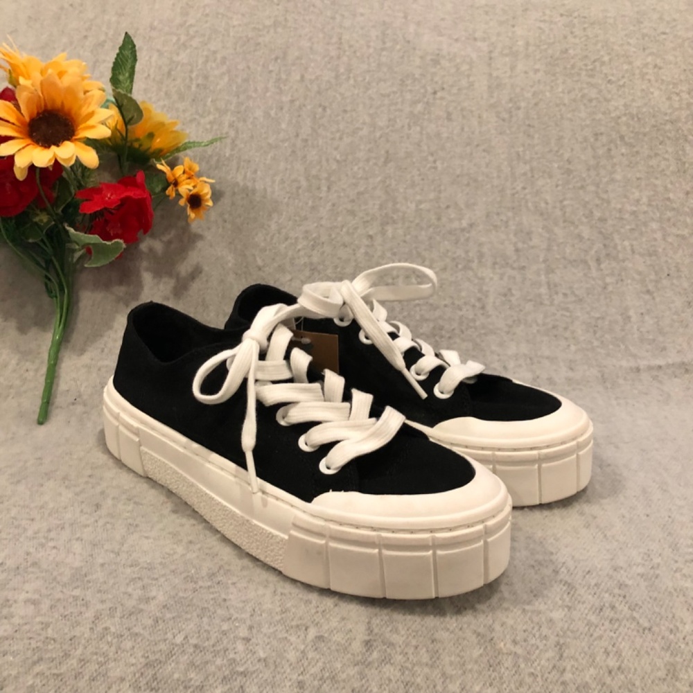 NWT - Black & White Platform Canvas Sneakers